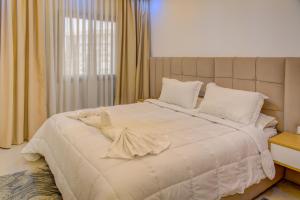 アガディールにあるTimitar, cozy one bedroom apartmentの窓のある部屋にある大きな白いベッド