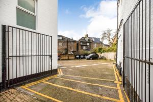 伦敦The Chapter Hotels - Finsbury Park的大楼旁的空停车位,有门