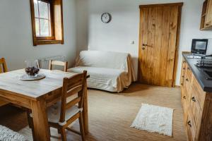 Kuchyň nebo kuchyňský kout v ubytování Gajdův Dvůr Restaurace Apartmán Dvoulůžkový s přistýlkou