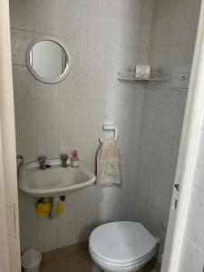 une petite salle de bain avec toilettes et lavabo dans l'établissement Departamento 2 Dormitorios Con Vista al Mar en Plaza Colon, à Mar del Plata 15 autres photos