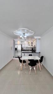 Kuchyň nebo kuchyňský kout v ubytování Apartamento equipado