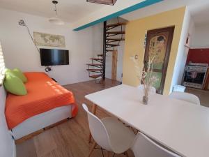 a room with a bed and a table and chairs at Cabaña del Mirador 4 in Puerto Pirámides