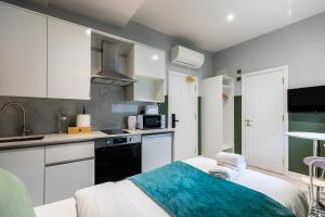 The Chapter Hotels - Finsbury Park的厨房或小厨房