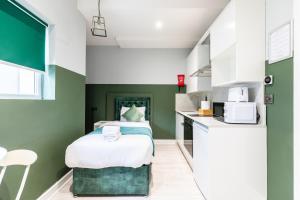 The Chapter Hotels - Finsbury Park的厨房或小厨房