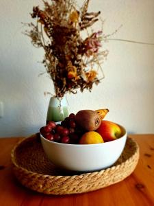 un frutero sobre una mesa de madera en Aparte 3-Zi-Wohnung im Oberallgäu direkt am Berg!, en Immenstadt im Allgäu 35 fotos más