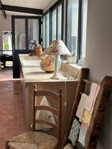 Et opholdsområde på La petite maison des MADELEINE de GIEVRES + 6 billeder