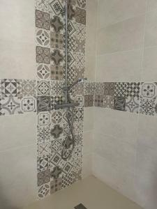 Et badeværelse på La petite maison des MADELEINE de GIEVRES