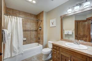 Koupelna v ubytování Bright, Mountain Modern Breckenridge Condo condo