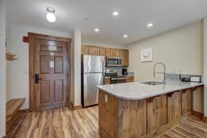 Kuchyň nebo kuchyňský kout v ubytování Bright, Mountain Modern Breckenridge Condo condo + 20 fotografií