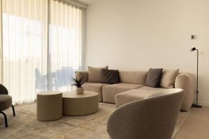 比利亚霍约萨Pure Sea Apartments Villajoyosa的带沙发和桌子的客厅