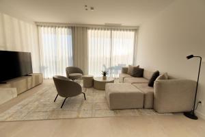 Pure Sea Apartments Villajoyosa的电视和/或娱乐中心