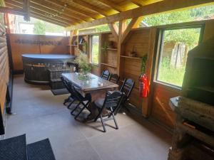 a dining room with a table and chairs in a house at Cabana Tesa Borșa MM in Statjunea Borsa