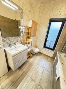 Ένα μπάνιο στο Premier Luxury Lipatti by Glam Apartments