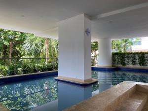 Apartment with direct access to the Sea in CTG内部或周边的泳池