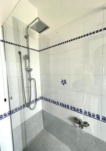 Casa SantaにあるLa Rosa sul Mareのガラスドア付きの浴室のシャワー +50枚の写真