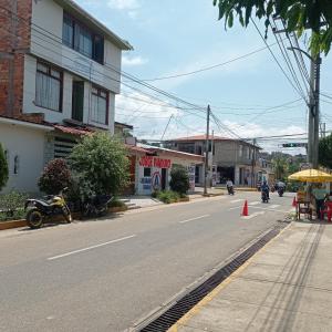 an empty street with a building and an umbrella at rentapartBDSH in Tarapoto