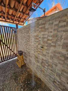 eine Ziegelwand mit Sprinkler drauf in der Unterkunft Sol & Vento Chalés - Chalé Cardeiro in São Miguel do Gostoso