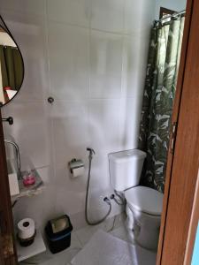 un bagno con wc e doccia di Um Lugar Agradável Em Meio a Natureza a Parati