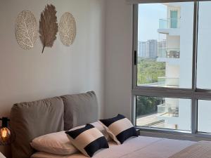 卡塔赫纳Apartment with direct access to the Sea in CTG的带沙发和窗户的客厅
