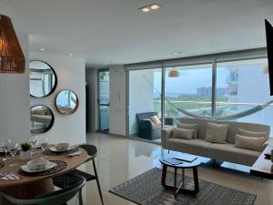 卡塔赫纳Apartment with direct access to the Sea in CTG的带沙发和桌子的客厅