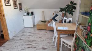 Una cocina y un comedor con mesa y sillas. en gemütliche Zimmer im Einfamilienhaus, en Colonia