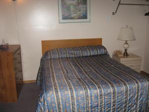 Кровать или кровати в номере Pals Motel and RV Park