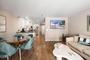 Televisyen dan/atau pusat hiburan di Carnelian Calm-Pool BBQ Rooftop Walk to the Beach