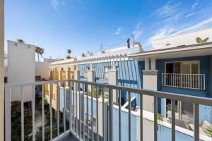 Balkoni atau teres di Carnelian Calm-Pool BBQ Rooftop Walk to the Beach