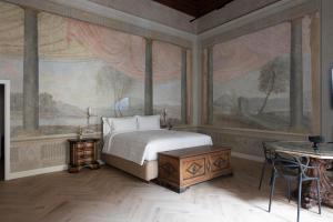 佛罗伦萨Palazzo Doni by Florence Art Apartments的卧室里有一张床，墙上挂着一幅画