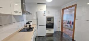 Η κουζίνα ή μικρή κουζίνα στο Espectacular piso 1ª Linea de Playa