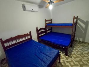 two bunk beds in a room with a ceiling fan at Rancho condominio Lago e Sol - com piscina aquecida e ar condicionado in Fronteira +11 photos