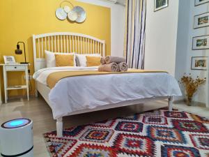 ein Schlafzimmer mit einem großen Bett mit einem Teppich in der Unterkunft Apartament cu o camera Happy Color, Free Parking in Roşu