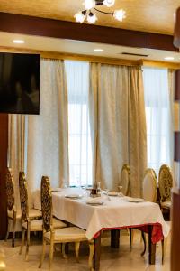 TV a/nebo společenská místnost v ubytování Hotel Univers Laç