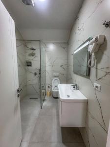 Koupelna v ubytování Hotel Univers Laç