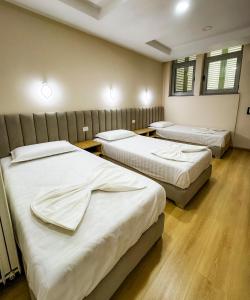 Postel nebo postele na pokoji v ubytování Hotel Univers Laç