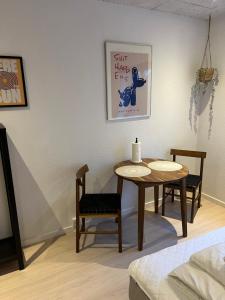 ein Esszimmer mit einem Tisch und zwei Stühlen in der Unterkunft Home of Bricks 7 in Billund