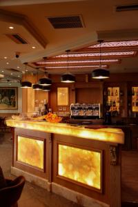 Lounge nebo bar v ubytování Hotel Univers Laç