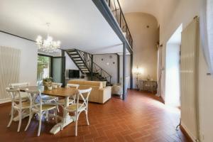 Posezení v ubytování Castellare Loft appartamento in collina a Firenze
