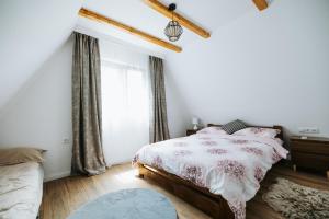 una camera da letto con un letto e una finestra di Cabana Icas a Dej