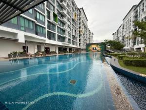 an empty swimming pool in front of a building at Vivacity Jazz Suites Kuching by REA Homestay in Kuching