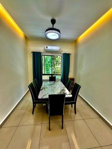 a dining room with a table and chairs and a window at Vinzsugudhomestay in Bundo
