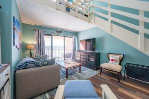 un salon avec un canapé et un escalier dans l'établissement 710H Studio Loft One Bath, à Oakland