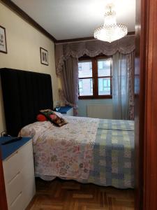 Ένα ή περισσότερα κρεβάτια σε δωμάτιο στο Hospedajes Oviedo