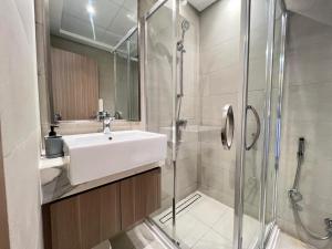 Ванная комната в Luxury Panoramic Stay - Dubai Skyline View +3 фотографии