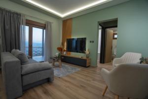 a living room with a couch and a tv at Lake Guest House in Vritá