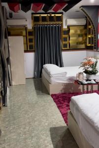 una habitación con 2 camas y una mesa con flores en Minh Khang Hotel, en Duyên Trữ