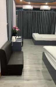 sala de estar con sofá y bañera en Minh Khang Hotel, en Duyên Trữ