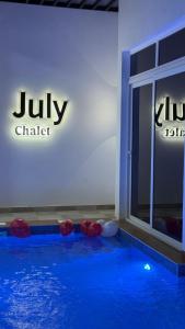 Bazén v ubytování July Chalet with Heated Pool nebo v jeho okolí