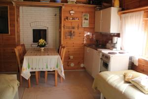 Il dispose d'une cuisine avec une table et une cuisinière. dans l'établissement Tähdikki Cottage, à Kalmari