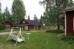 KalmariにあるTähdikki Cottageの白い椅子とテーブル
